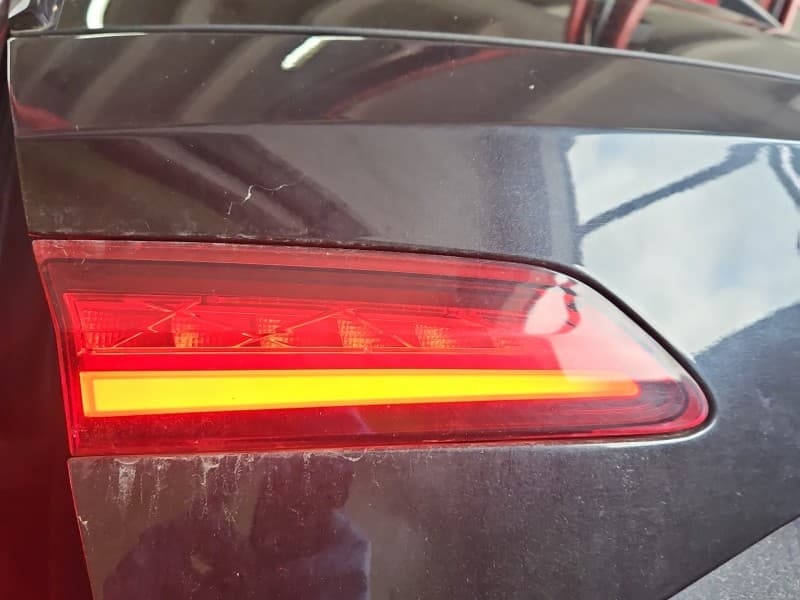 Lampa tył lewa klapy Skoda Karoq HB EUROPA 57A945307