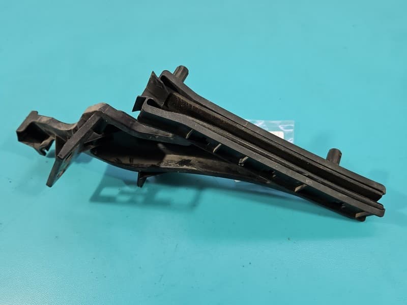 Mocowanie uchwyt prowadnica szyby TYŁ PRAWA Ford Focus Mk4 JX7B-A264A52-A