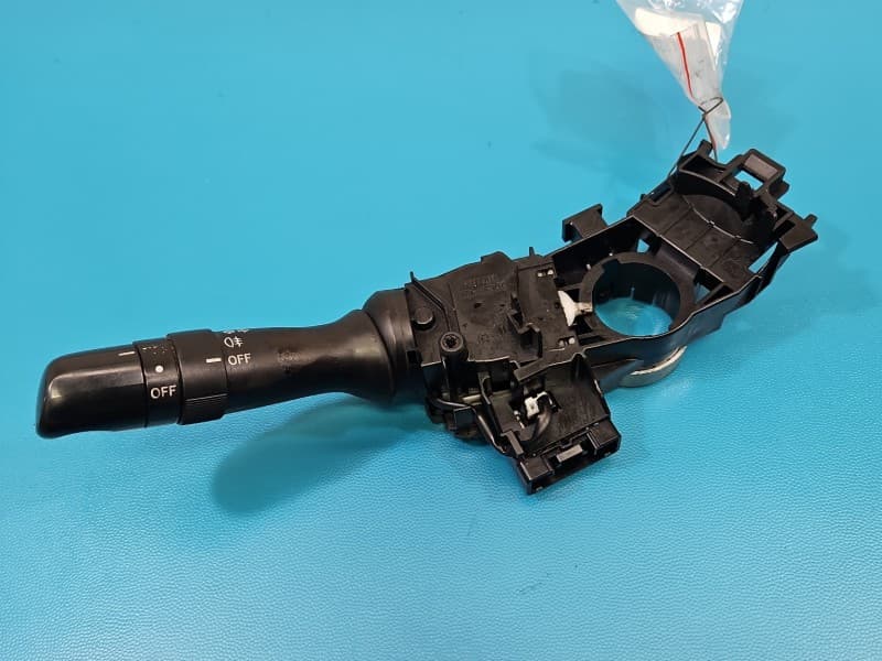 Przełącznik kierunkowskazów świateł Toyota Yaris II 0D090 17F143