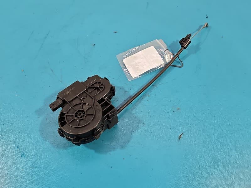 Zamek klapy tył Mercedes W206 sedan Dociąg 2 PIN 234007544