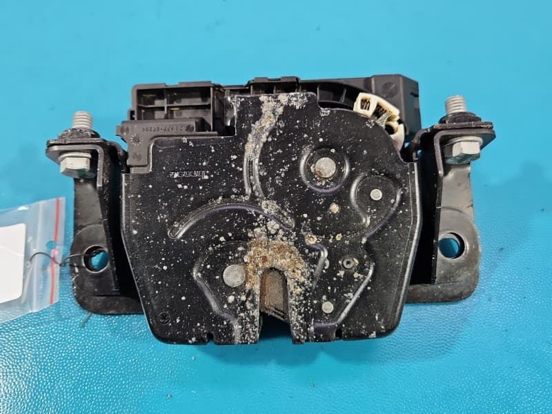 Zamek klapy tył Bmw f10 f11 kombi 6 PIN 51247269544 163672