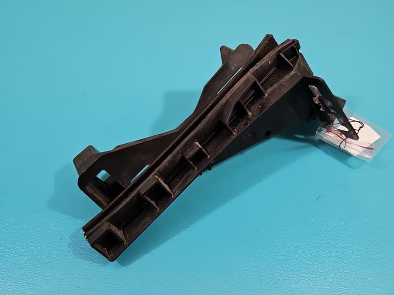 Mocowanie uchwyt zamka w drzwiach. Lt Ford Mondeo Mk5 DS73-F264A27-AF