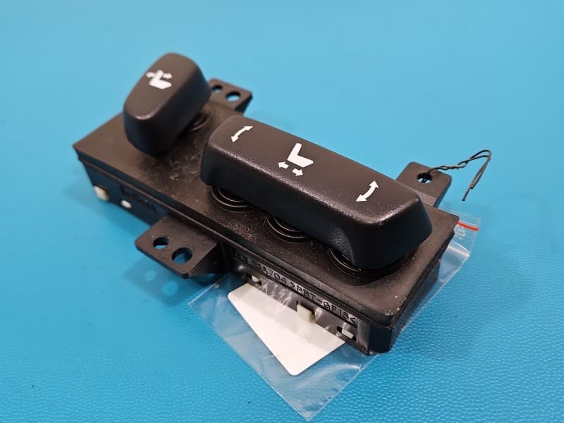 Przełącznik regulacji fotela przód prawy LEXUS NX I 14-21 18A704