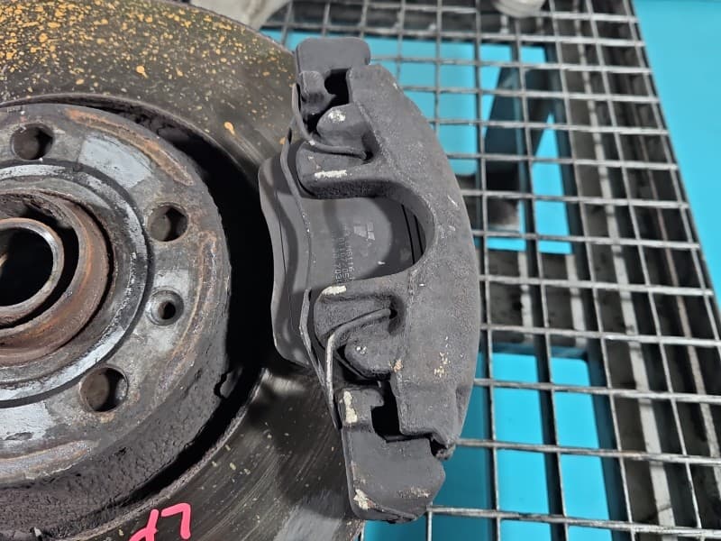 Zacisk przód lewy Audi A4 B6 2,5 tdi