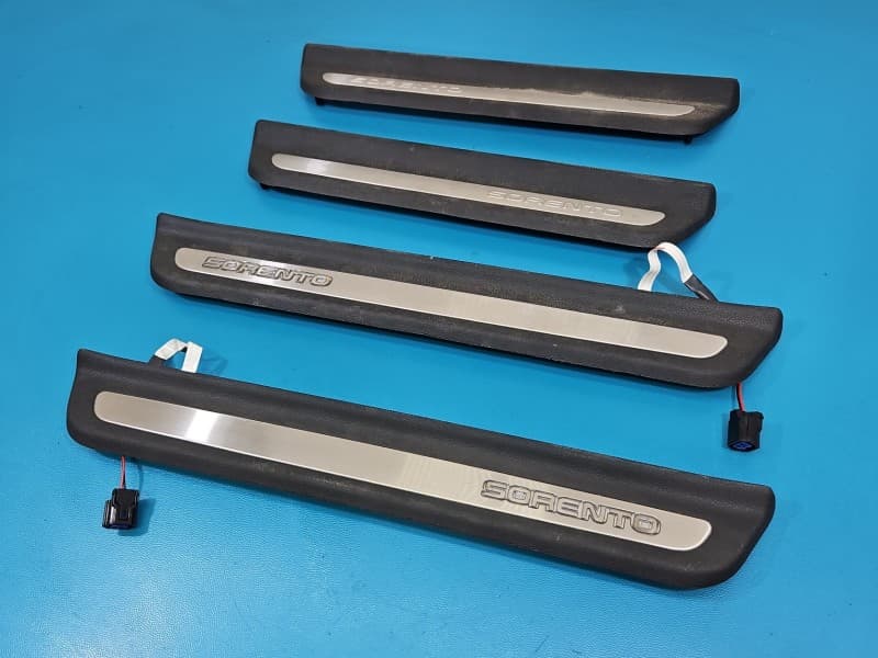 Listwa dekor deski Kia Sorento III 14-20 85883-C5200 85887-C5100 85877-C5100 LISTWA NAKŁADKA PROGU LED