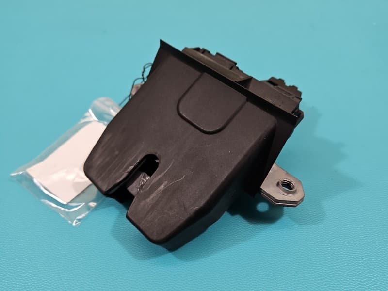 Zamek klapy tył Ford Kuga Mk1 I 08-13 HB 4PIN 8M51-R442A66-AC