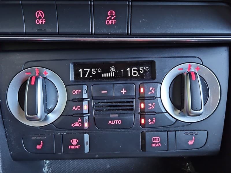 Konsola panel nawiewu Audi Q3 8U 11-16 8U0820043E A2C80279700