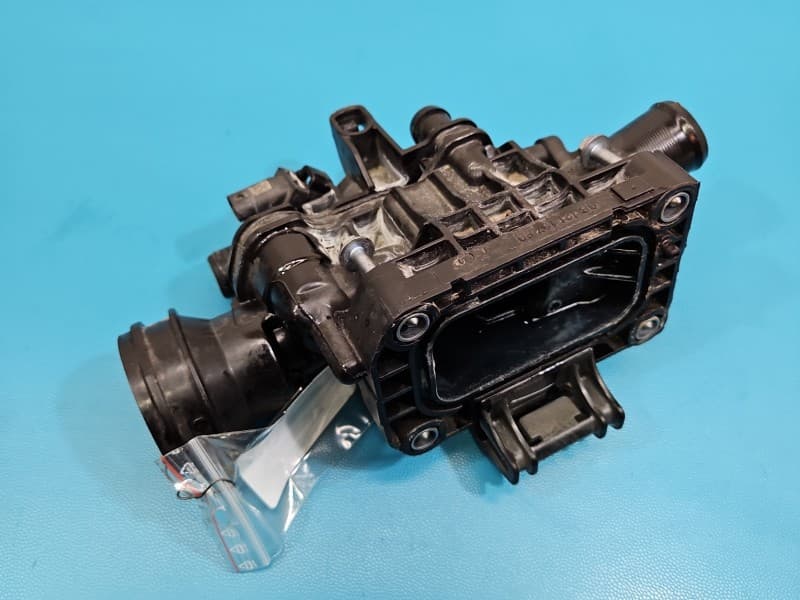 Obudowa Peugeot 3008 II 16-23 1,5 hdi 9812113780 termostatu