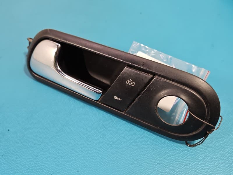 Klamka wewnętrzna przód lewa Seat Ibiza III 6L 6L0837113D