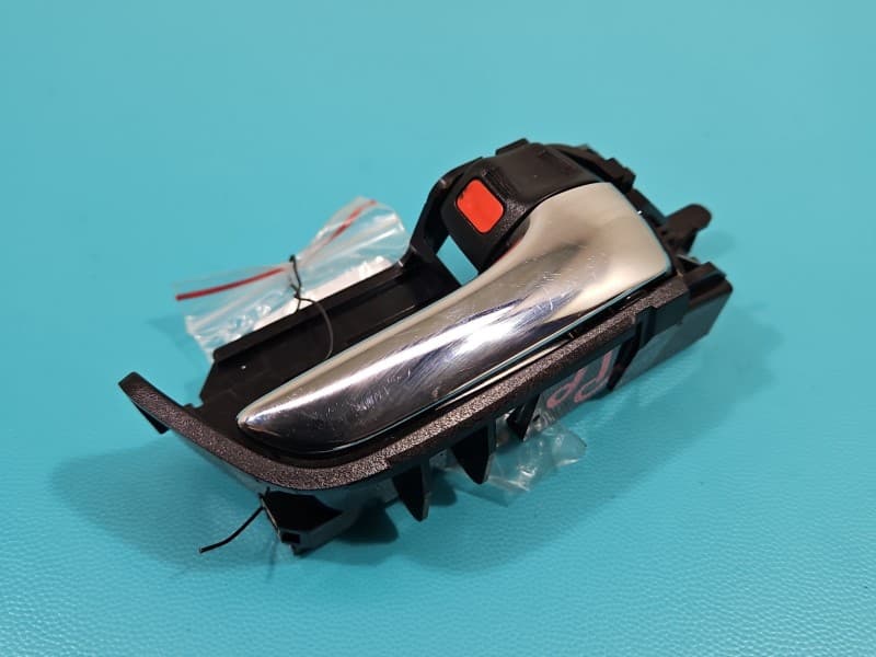 Klamka wewnętrzna przód prawa Toyota Prius II XW20 03- 69273-47020 69205-47020
