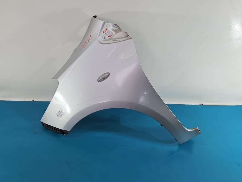Błotnik przód lewy Toyota Yaris II 1E7