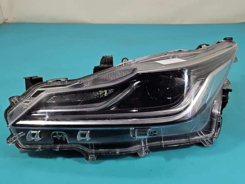 Reflektor lewy lampa przód Toyota Corolla E21 19- EUROPA