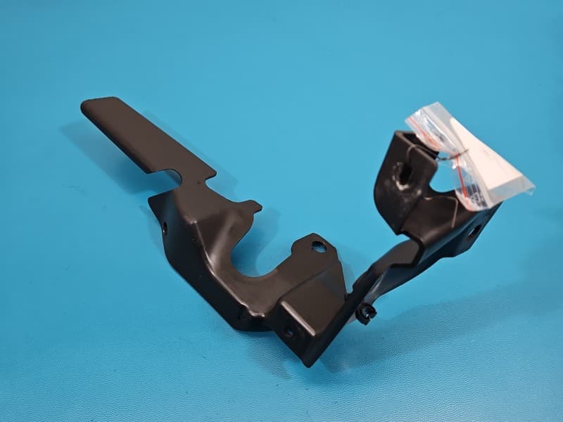KIEROWNICA Wlot powietrza Jaguar XE X760 2,0d GX73-001A05-AC