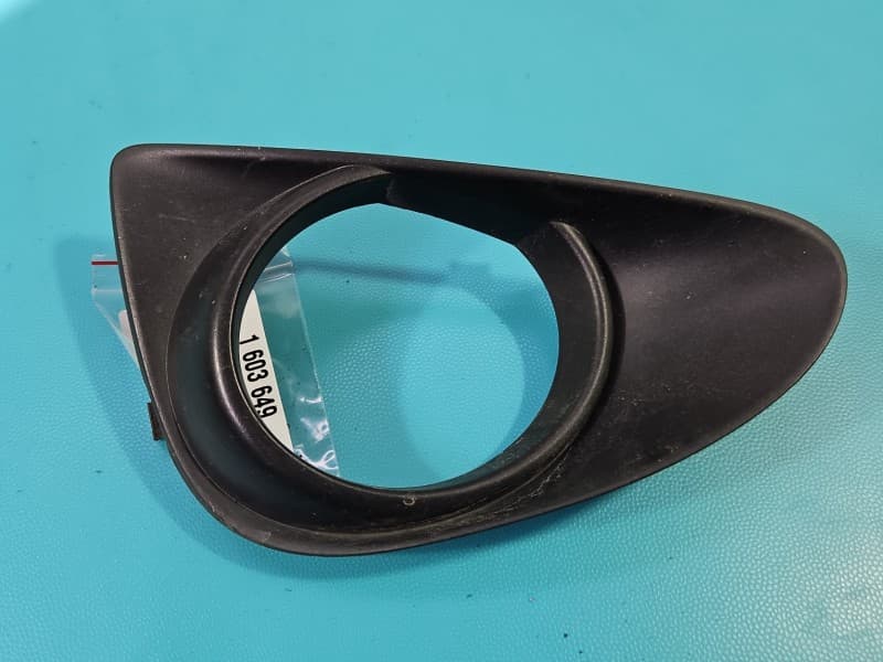 Zaślepka kratka zderzaka prawa atrapa Toyota Yaris III 0D140 81481