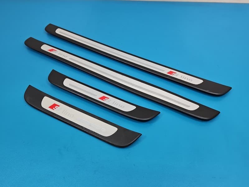 Listwa dekor deski AUDI A6 C7 4G9853374 4G9853373 4G0853374F 4G0853373F Z progu,4szt. Jedna listwa posiada uszkodzone mocowania . Rysy KOMBI