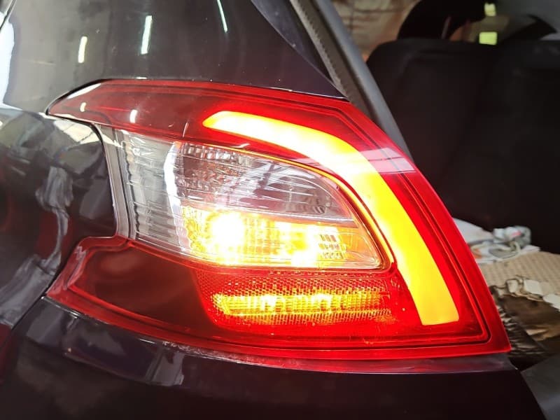 Lampa tył lewa błotnika Peugeot 308 II T9 HB EUROPA 9677817680