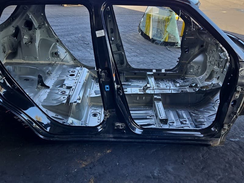 Próg prawy SŁUPEK ŚRODKOWY B Suzuki Swift Mk8 HB 5d Zmv c03