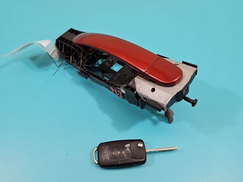 Klamka przód lewa zewnętrzna Vw Tiguan I 07- 5N0837885 bordowy LA3T