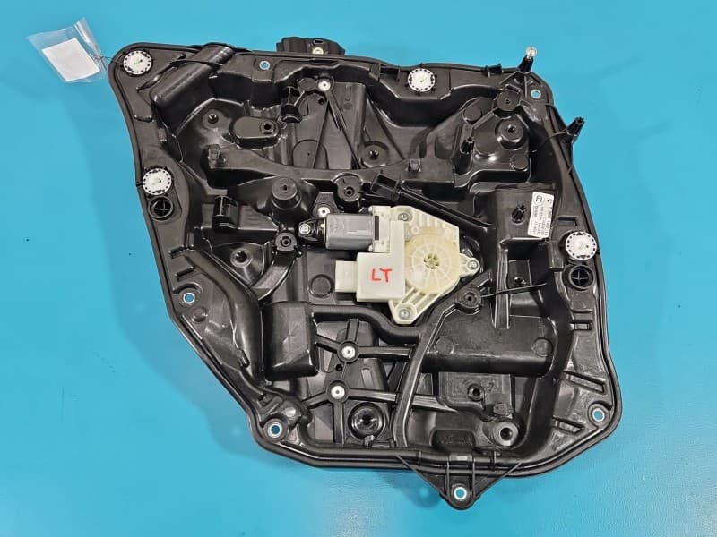 Podnośnik tył lewy SZYBY WINDA 7365167 6pin BMW G30 sedan