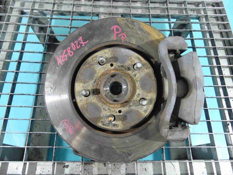 Zwrotnica prawa piasta przód 2,4 vvti Toyota Estima III 06-19