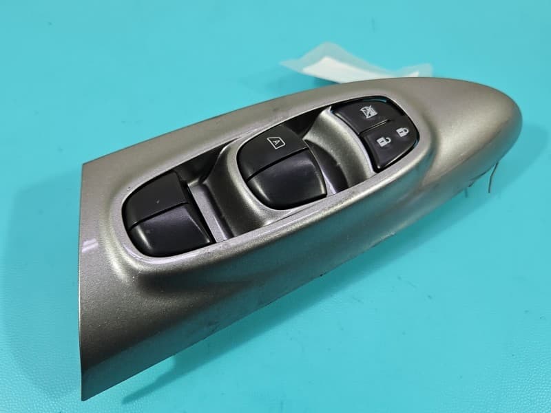 Przełącznik szyb Nissan Juke I F15 10-19 4x szyba EU 25401-1KA0B