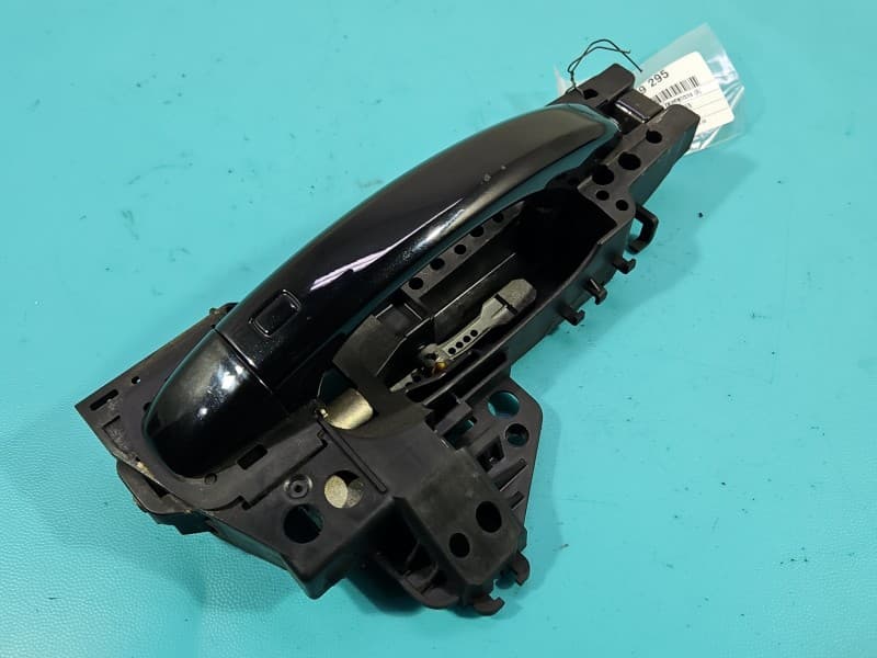 Klamka przód prawa zewnętrzna AUDI A4 B8 8T0837886B czarny LZ9Y