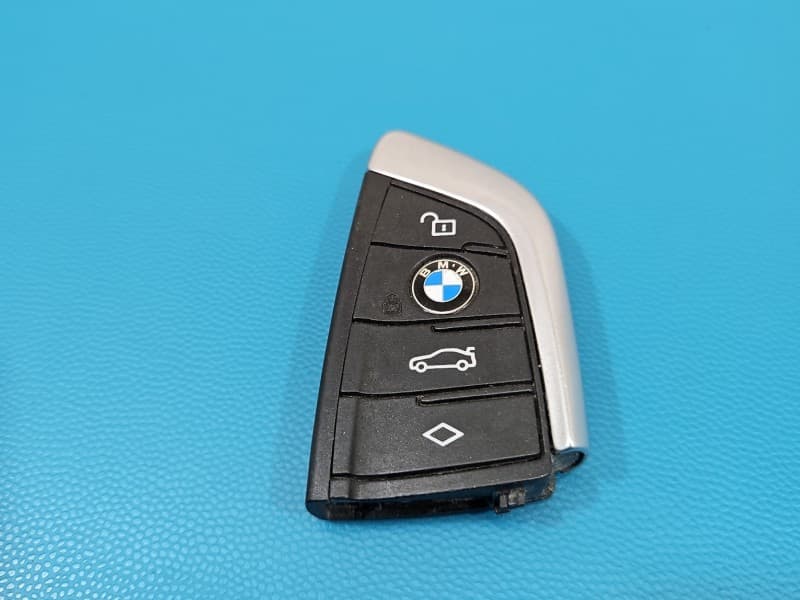 PILOT KLUCZYK KEYLESS BMW G30