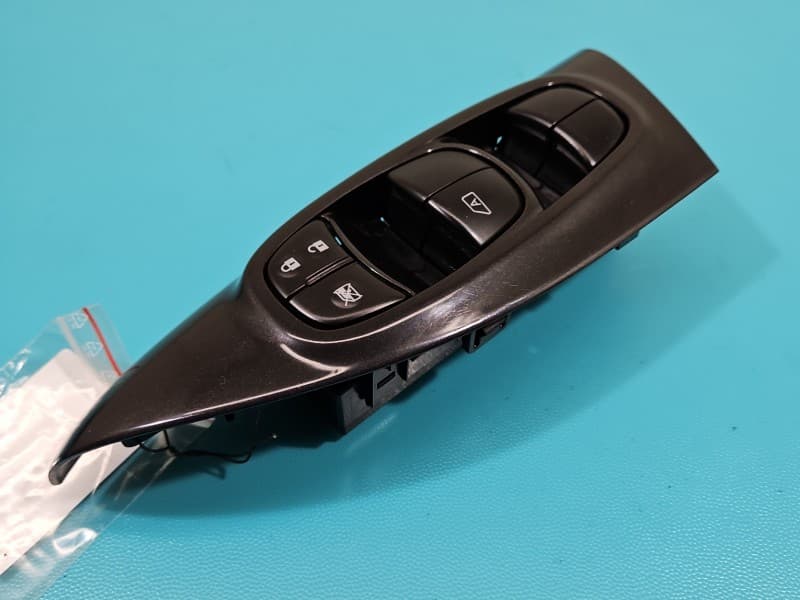 Przełącznik szyb Nissan Juke I F15 10-19 EU 25401-1KA5E