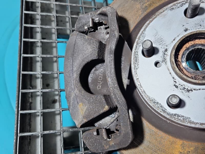Zacisk przód lewy Toyota Rav4 IV 2,0 16V