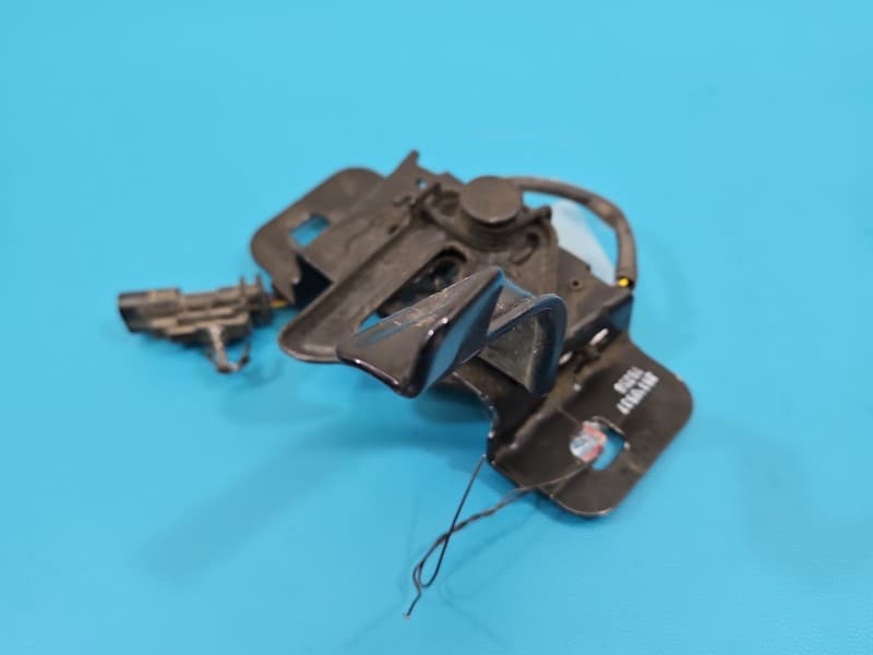 Zamek maski 3piny Opel Astra V K 39118537