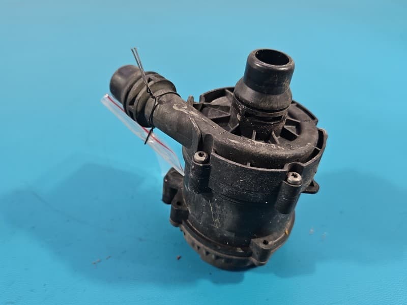 Pompka obiegu wody pompa BMW G14 G15 G16 3,0 R6 8638237