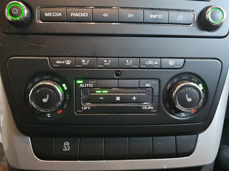 Konsola panel nawiewu Skoda Yeti 3T0907044BL
