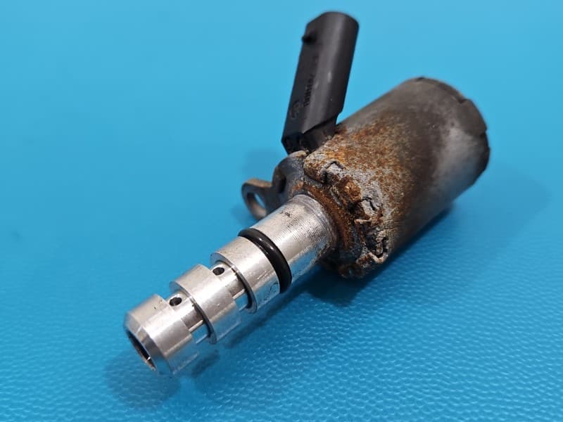 Audi A4 B9 Czujnik Ciśnienia oleju / 2-pin 04L906455B