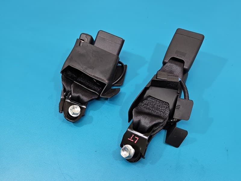 Pas bezpieczeństwa tył lewy spinki kanapy Toyota Yaris IV 309104610AA