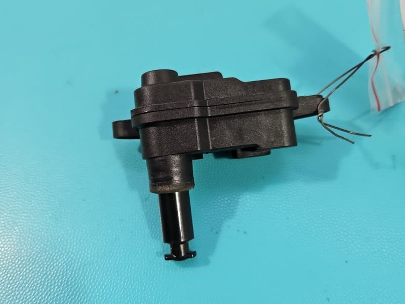 Siłownik klapki wlewu paliwa Skoda Fabia IV 8V0862159B