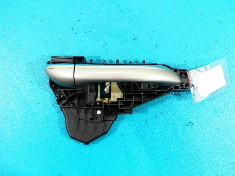 Klamka przód prawa zewnętrzna Mercedes W251 A251760183A srebrny C723