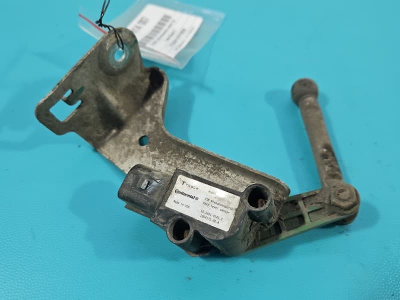 Czujnik poziomowania xenon Tesla Model S 1004173-00-A