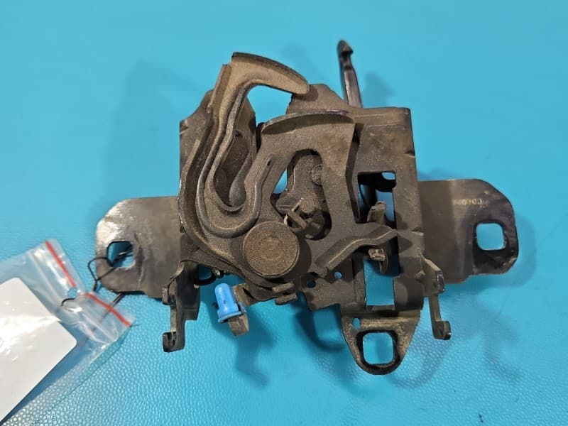 Zamek maski Seat Leon I Toledo II 1M0823503J