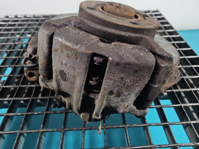 Zacisk przód prawy Audi 80 B4 2,0 8V