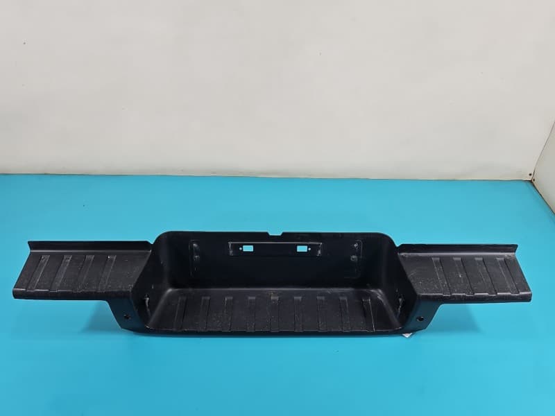 Osłona ZAŚLEPKA PLASTIK uszkodzone mocowanie RYSY STOPIEŃ ZDERZAKA TYŁ Isuzu D-Max III 19- 8983938280