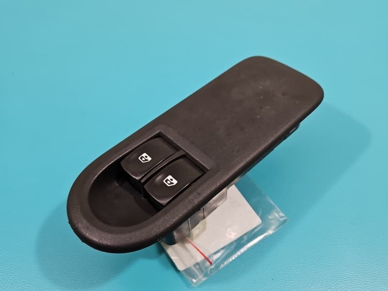 Przełącznik szyb Renault Clio III EU 8200356519