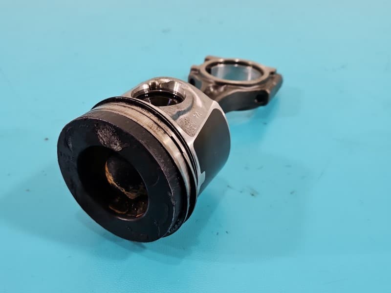 Tłok Nissan Qashqai II J11 13-21 1,6 dci R9MA410 131KM