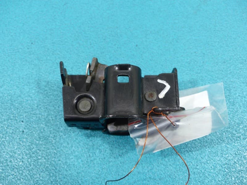 Zamek maski Mercedes CLS C219 W219 A2198800060