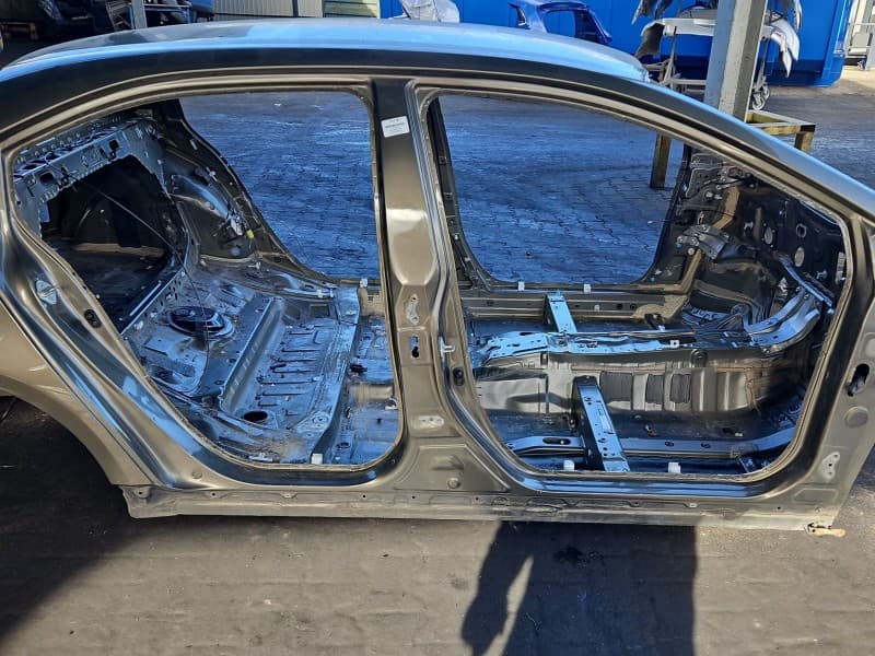 Próg prawy SŁUPEK ŚRODKOWY B Toyota Corolla E21 19- sedan 4d beżowy 6x1