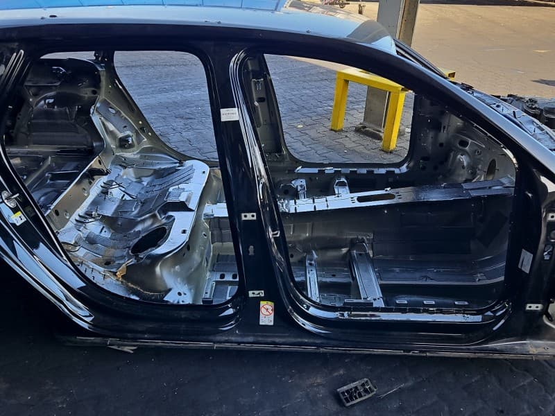 Próg prawy SŁUPEK ŚRODKOWY B Audi A4 B9 kombi 5d LY9T