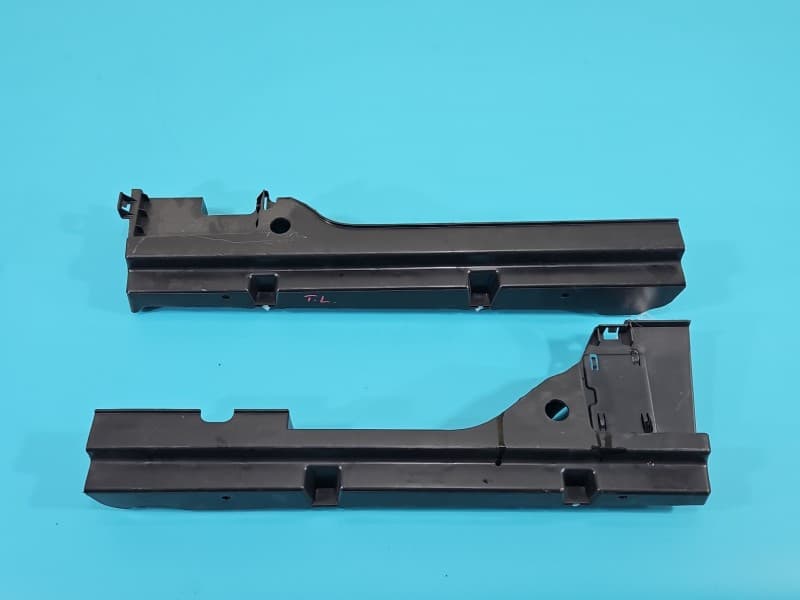 Osłona ZAŚLEPKA PLASTIK wspornik bagażnika Infiniti Q30 A1568901100 A1568901200