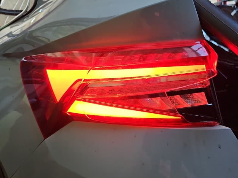 Lampa tył lewa błotnika Skoda Kodiaq I HB EUROPA 565945207B