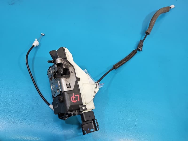 Zamek przód lewy Citroen Berlingo II EUROPA 6 pin 828406