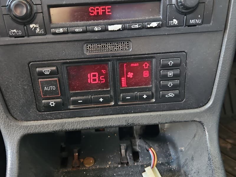 Konsola panel nawiewu Audi A4 B5 8L0820043D
