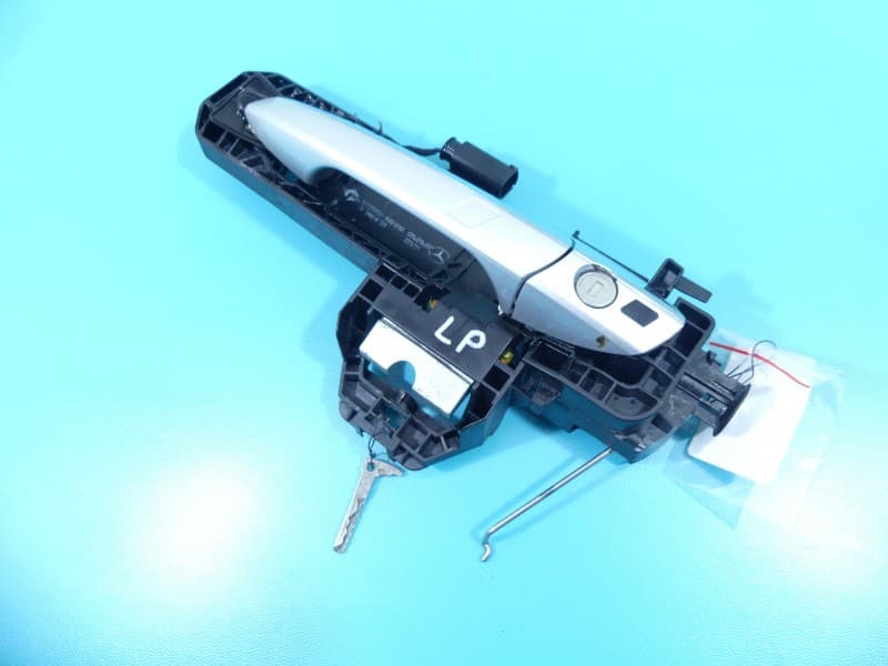 Klamka przód lewa zewnętrzna Mercedes W204 A2047600934 srebrny C775